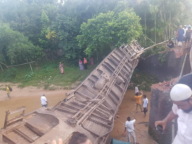Hiện trường vụ tai nạn. (Nguồn: dhakatribune.com) Tai nạn đường sắt tại Bangladesh, hơn 100 người thương vong ảnh 1