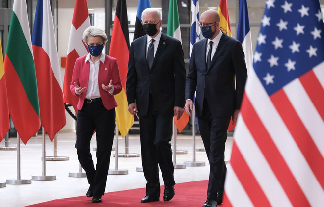Chủ tịch Ủy ban châu Âu Ursula von der Leyen (trái), Tổng thống Mỹ Joe Biden (giữa) và Chủ tịch Hội đồng châu Âu Charles Michel (phải) tại cuộc gặp ở Brussels, Bỉ ngày 15/6. (Ảnh: THX/TTXVN) EU hoãn họp trù bị với Mỹ để phản đối hợp đồng mua tàu ngầm ảnh 1