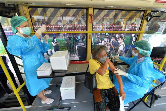 Số ca mắc COVID-19 tiếp tục tăng tại Thái Lan và Philippines ảnh 1