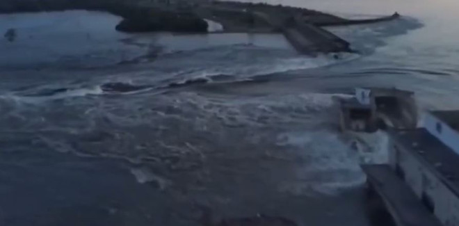 Ukraine: Vỡ đập thủy điện Kakhovka, nhiều người dân phải sơ tán ảnh 1