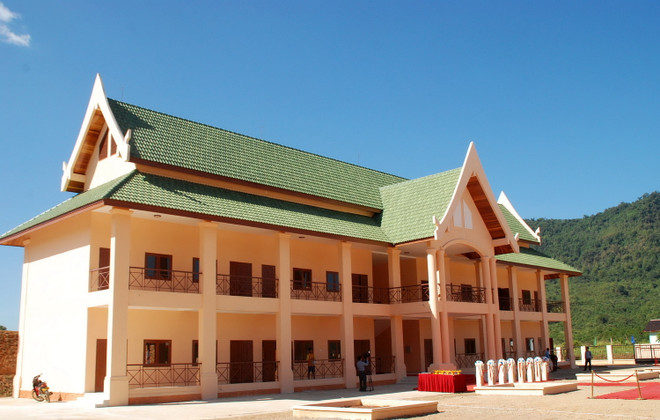 Bàn giao trung tâm tiếng Việt-quà tặng của Thủ tướng cho Lào ảnh 2