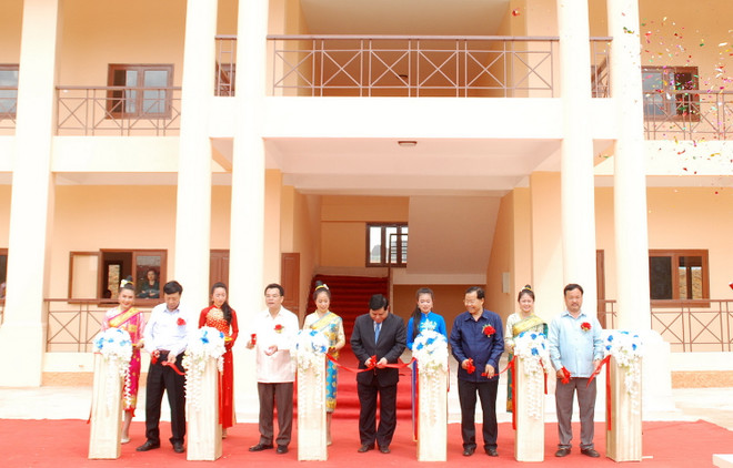 Bàn giao trung tâm tiếng Việt-quà tặng của Thủ tướng cho Lào ảnh 1