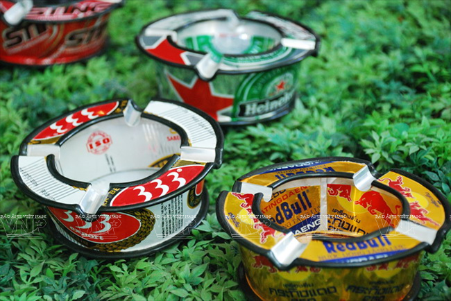 Những chiếc gạt tàn thuốc được làm từ vỏ lon nước ngọt, vỏ lon bia. Món quà lưu niệm độc đáo làm từ vỏ lon bia, lon nước giải khát ảnh 6