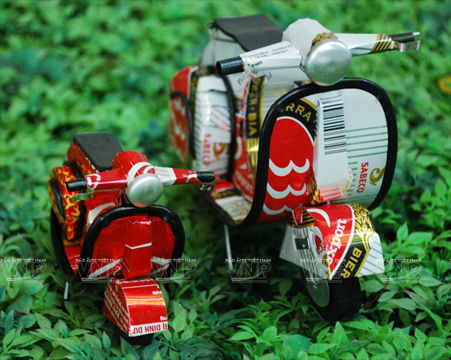 Những chiếc xe Vespa mô hình được làm từ vỏ lon bia. Món quà lưu niệm độc đáo làm từ vỏ lon bia, lon nước giải khát ảnh 10