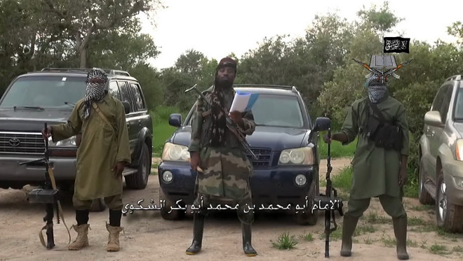 Thủ lĩnh nhóm Hồi giáo cực đoan Nigeria Boko Haram, Abubakar Shekau (giữa). (Ảnh: AFP/TTXVN) Nigeria tình nghi phiến quân Boko Haram bắt cóc 30 thanh thiếu niên ảnh 1