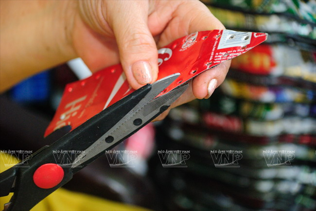 Đa phần các công đoạn chế tác sản phẩm đều thực hiện thủ công. Món quà lưu niệm độc đáo làm từ vỏ lon bia, lon nước giải khát ảnh 2