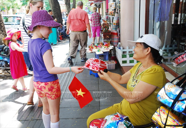Những món đồ lưu niệm độc đáo của bà Nguyễn Thế Hồng rất được du khách nước ngoài yêu thích. Món quà lưu niệm độc đáo làm từ vỏ lon bia, lon nước giải khát ảnh 11