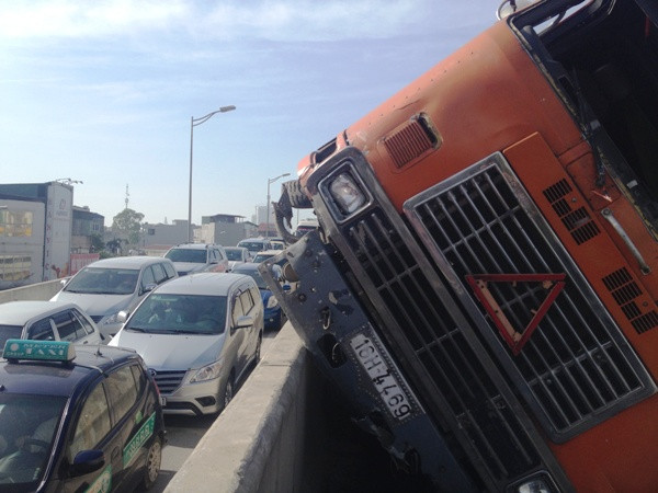 Xe container trèo dải phân cách, đường cao tốc trên cao bị tê liệt ảnh 2