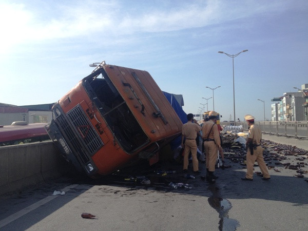 Xe container trèo dải phân cách, đường cao tốc trên cao bị tê liệt ảnh 1