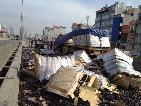 Xe container trèo dải phân cách, đường cao tốc trên cao bị tê liệt ảnh 3