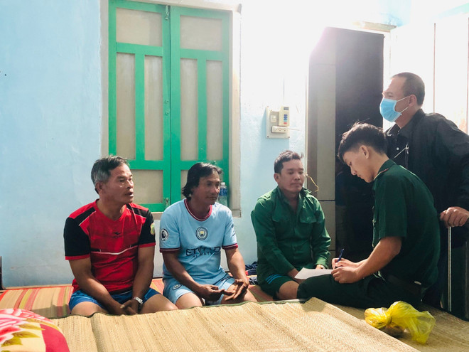 Bình Thuận: Cứu được 5 thuyền viên trong vụ 2 sà lan bị sóng đánh chìm ảnh 1