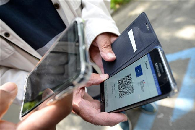 Xuất trình thẻ thông hành y tế tại Pháp, ngày 8/8. (Ảnh: AFP/TTXVN) EU công nhận chứng nhận y tế của Thổ Nhĩ Kỳ, Ukraine và Bắc Macedonia ảnh 1