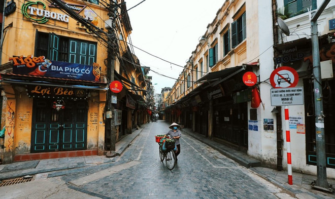 Giãn cách xã hội được đánh giá là giải pháp hữu hiệu để chặn đứng đà lây lan của COVID-19. (Ảnh: Minh Sơn/Vietnam+) Sau hai tuần giãn cách xã hội: Biện pháp cứng rắn cần thiết ảnh 1