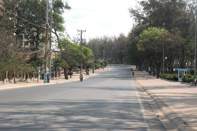 Nhiều tuyến đường chính trong trung tâm thành phố Phan Thiết chỉ thưa thớt người tham gia giao thông. (Ảnh: Nguyễn Thanh/TTXVN) Sau hai tuần giãn cách xã hội: Biện pháp cứng rắn cần thiết ảnh 2