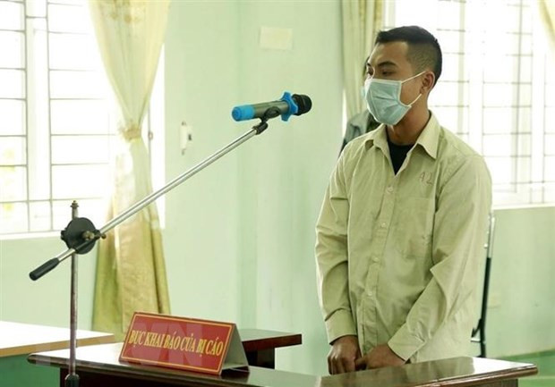 Một đối tượng bị truy tố và xét xử về hành vi chống người thi hành công vụ trong mùa dịch. (Ảnh: TTXVN phát) Sau hai tuần giãn cách xã hội: Biện pháp cứng rắn cần thiết ảnh 5