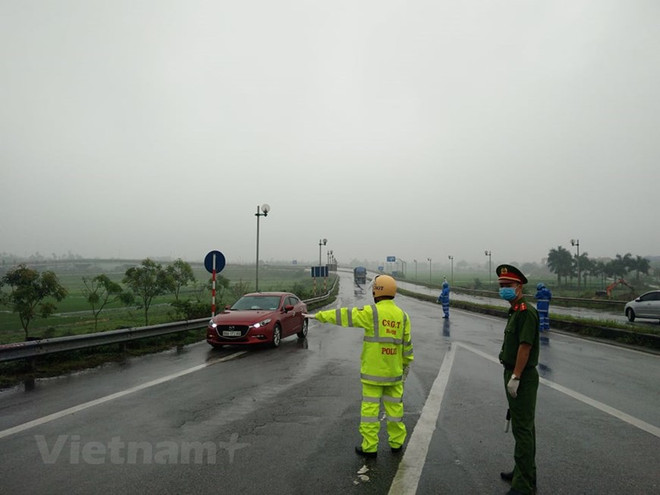 Chiều ngày 3/4, lực lượng cảnh sát, công an đang túc trực để tuần tra, kiểm soát các phương tiện ra vào Thủ đô tại khu vực cầu Thuỵ Hương I, quốc lộ 18, huyện Sóc Sơn, Hà Nội. (Ảnh: PV/Vietnam+) Sau hai tuần giãn cách xã hội: Biện pháp cứng rắn cần thiết ảnh 4