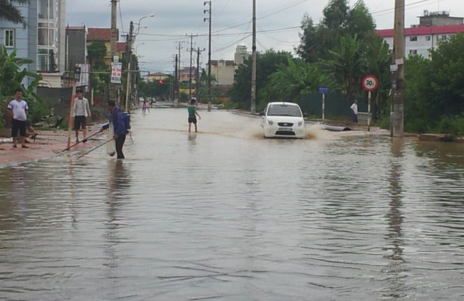 Nước bắt đầu rút, các phương tiện có thể lưu thông trên Quốc lộ 55 ảnh 1