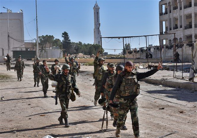 Binh sỹ ủng hộ Chính phủ Syria tại khu vực al-Hamdaniyah, phía Đông Aleppo. (Ảnh: AFP/TTXVN) Quân đội Mỹ đụng độ với lực lượng trung thành với Chính phủ Syria ảnh 1
