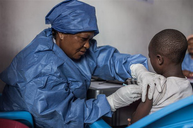 Nhân viên y tế thuộc Tổ chức Bác sỹ không biên giới (MSF) tiêm chủng vắcxin mới ngừa virus Ebola cho người dân tại Bắc Kivu, Cộng hòa Dân chủ Congo, ngày 14/11/2019. (Ảnh: AFP/TTXVN) WHO xem xét dỡ bỏ tình trạng khẩn cấp toàn cầu với dịch Ebola ảnh 1