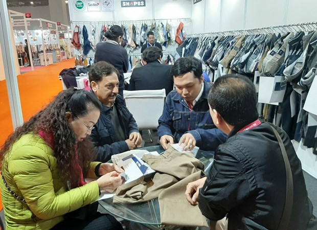 Các doanh nghiệp Việt Nam tìm kiếm nguồn hàng nguyên phụ liệu dệt may tại Hội chợ dệt may quốc tế Ấn Độ lần thứ 64. (Ảnh: Huy Lê/TTXVN) Việt Nam-Ấn Độ bàn biện pháp thúc đẩy hơn nữa mối quan hệ ảnh 1