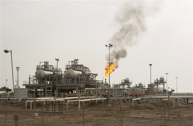 Một cơ sở lọc dầu ở Basra, Iraq. (Ảnh: AFP/TTXVN) OPEC hạ mức dự báo tăng trưởng nhu cầu dầu mỏ thế giới ảnh 1