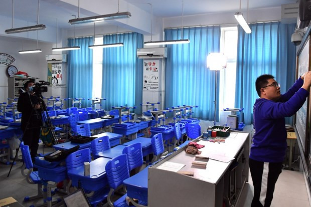Một giáo viên thực hiện giảng dạy trực tuyến cho học sinh tại một trường trung học ở Trịnh Châu, tỉnh Hà Nam, Trung Quốc ngày 2/2/2020.(Nguồn: THX) Dịch Covid-19: Trung Quốc dạy trực tuyến cho học sinh, sinh viên ảnh 1