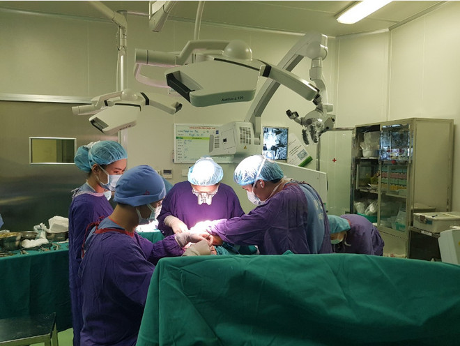 Bệnh viện Việt Đức tạo hình lại hộp sọ bị hẹp bẩm sinh cho 2 chị em ảnh 1