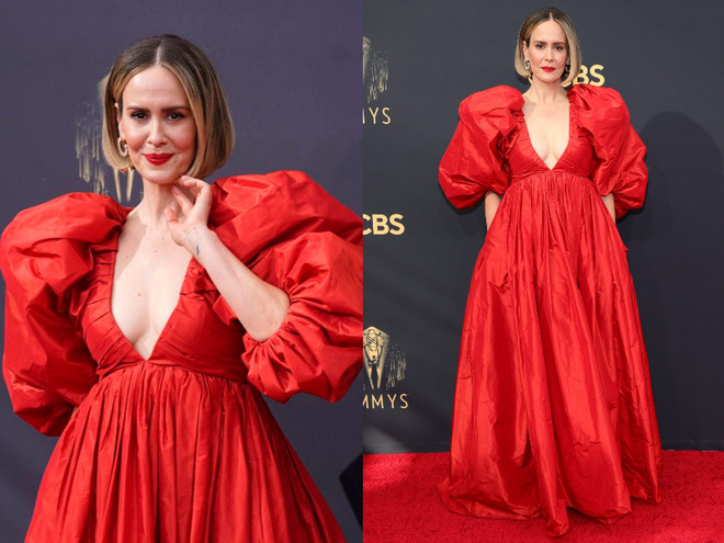 ''Nữ hoàng phim kinh dị'' Sarah Paulson trong chiếc đầm lụa tay phồng, xẻ ngực sâu vô cùng gợi cảm của nhà mốt Carolina Herrera. Sao Hollywwood phủ kín thảm đỏ Emmy với đồ may đo cao cấp ảnh 6