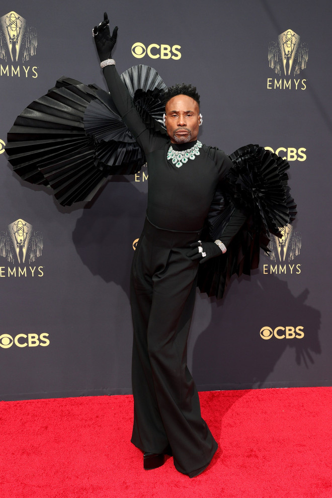 Diễn viên Billy Porter đã có màn xuất hiện độc đáo trên thảm đỏ Emmy 2021 trong bộ trang phục đen, phần tay áo điểm xuyết chi tiết xếp pli mô phỏng đôi cánh lạ mắt của Ashi Studio cùng bộ trang sức đắt giá của Lorraine Schwartz. Sao Hollywwood phủ kín thảm đỏ Emmy với đồ may đo cao cấp ảnh 9