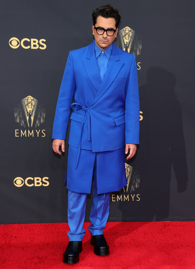 Nam diễn viên Dan Levy lịch lãm trong set đồ suit hiện đại của Valentino. Sao Hollywwood phủ kín thảm đỏ Emmy với đồ may đo cao cấp ảnh 12
