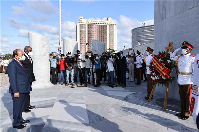 Chủ tịch nước Nguyễn Xuân Phúc đặt vòng hoa tại Tượng đài Anh hùng dân tộc Jose Marti. (Ảnh: Thống Nhất/TTXVN) Chủ tịch nước đặt vòng hoa tại Đài tưởng niệm anh hùng Jose Marti ảnh 1