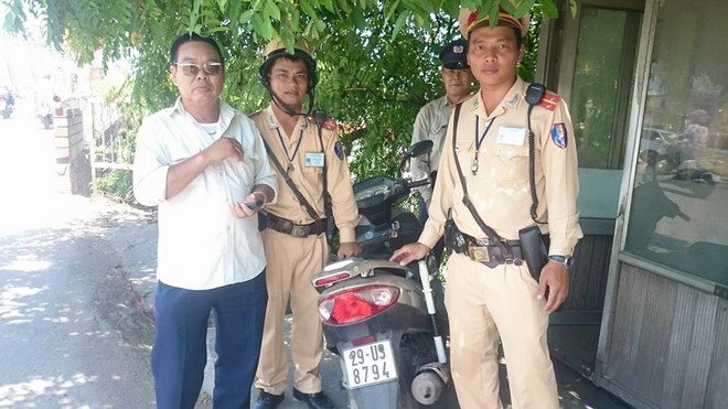 Cảnh sát giao thông cứu cô gái nhảy cầu Chương Dương tự tử ảnh 1