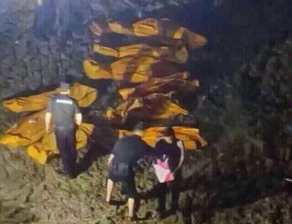 Trung Quốc: Xe buýt lao xuống sông từ độ cao 100m, 21 người chết ảnh 1