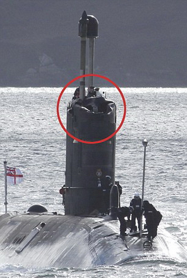 Tàu ngầm HMS Talent của Hải quân Anh bị vỡ mũi khi truy đuổi tàu Nga ảnh 1