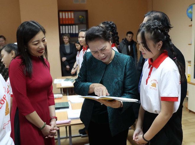 Chủ tịch Quốc hội thăm lớp học tiếng Việt tại thủ đô của Belarus ảnh 2