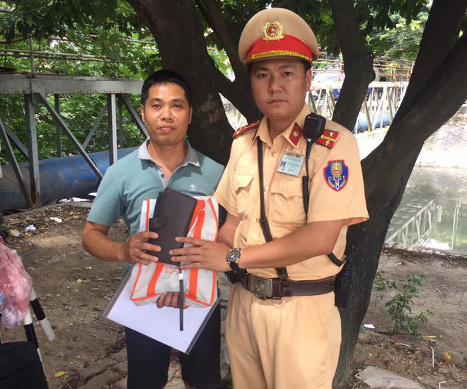 Hà Nội: Cảnh sát giao thông tìm lại tài sản thất lạc cho người dân ảnh 1