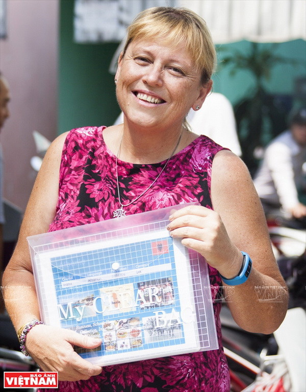 Cô giáo Australia và lớp ngoại ngữ miễn phí cho trẻ khuyết tật Việt ảnh 1