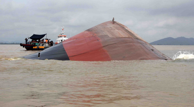 Nghệ An triển khai phương án trục vớt tàu VTB 26 bị chìm do bão ảnh 1