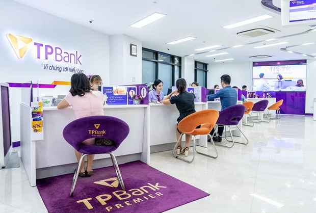 Giao dịch tại TPBank. (Ảnh: Vietnam+) Trông ngóng làn sóng mua bán-sáp nhập ngành dịch vụ tài chính 2022 ảnh 3