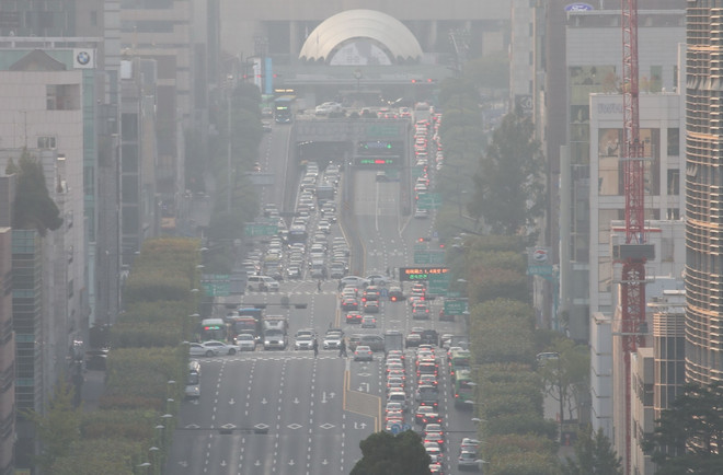 Bụi mịn bao phủ thủ đô Seoul, Hàn Quốc ngày 22/10/2019. (Ảnh: Yonhap/TTXVN) Hàn Quốc đình chỉ hoạt động các nhà máy điện than để giảm bụi mịn ảnh 1