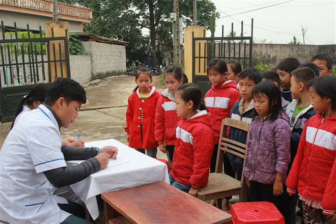 Khám bệnh cho học sinh vùng biên giới xã Mẫu Sơn, huyện Lộc Bình, tỉnh Lạng Sơn. (Ảnh: Quang Duy/TTXVN) Nghị quyết phê duyệt đề án phát triển KT-XH vùng dân tộc thiểu số ảnh 1