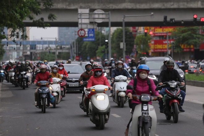 Nguy cơ cao từ việc người dân đổ xô ra đường khi cách ly xã hội ảnh 1