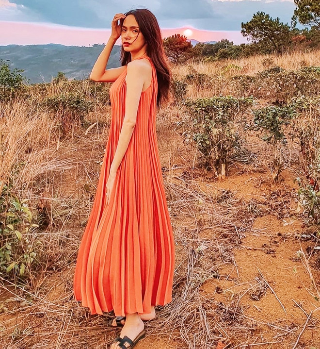 Dàn sao Việt đua nhau diện đầm yếm xếp ly “made in Vietnam" ảnh 11