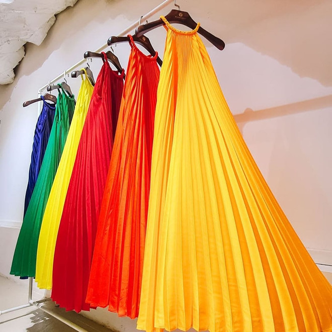 Dàn sao Việt đua nhau diện đầm yếm xếp ly “made in Vietnam" ảnh 15