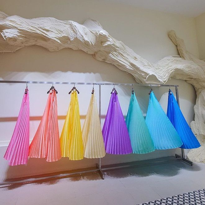 Dàn sao Việt đua nhau diện đầm yếm xếp ly “made in Vietnam" ảnh 17