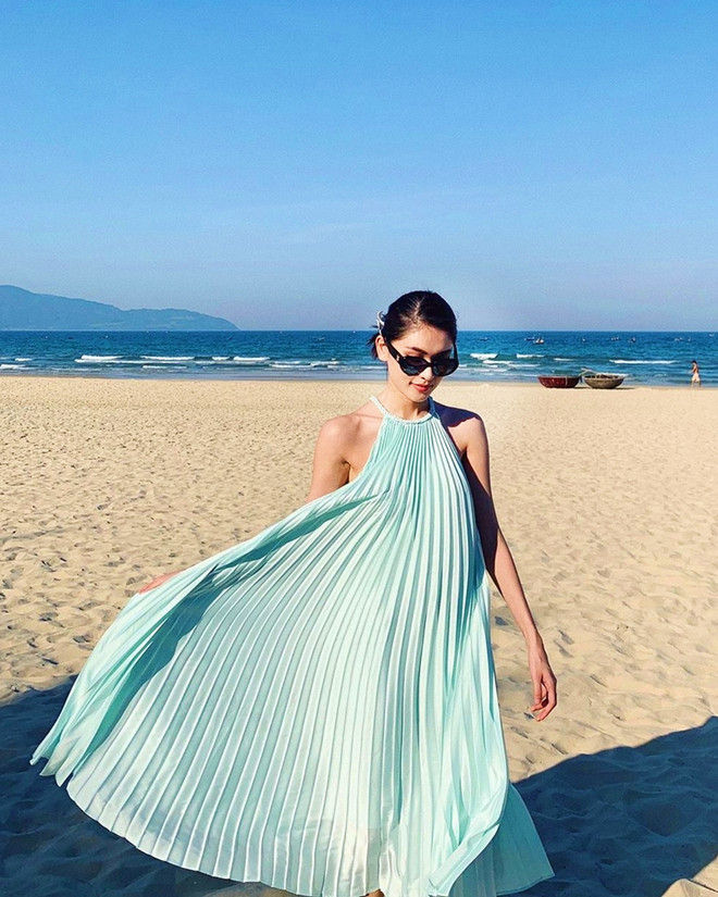 Dàn sao Việt đua nhau diện đầm yếm xếp ly “made in Vietnam" ảnh 5