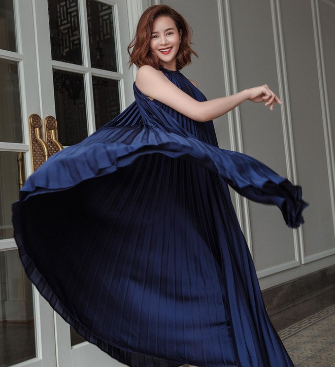 Dàn sao Việt đua nhau diện đầm yếm xếp ly “made in Vietnam" ảnh 14