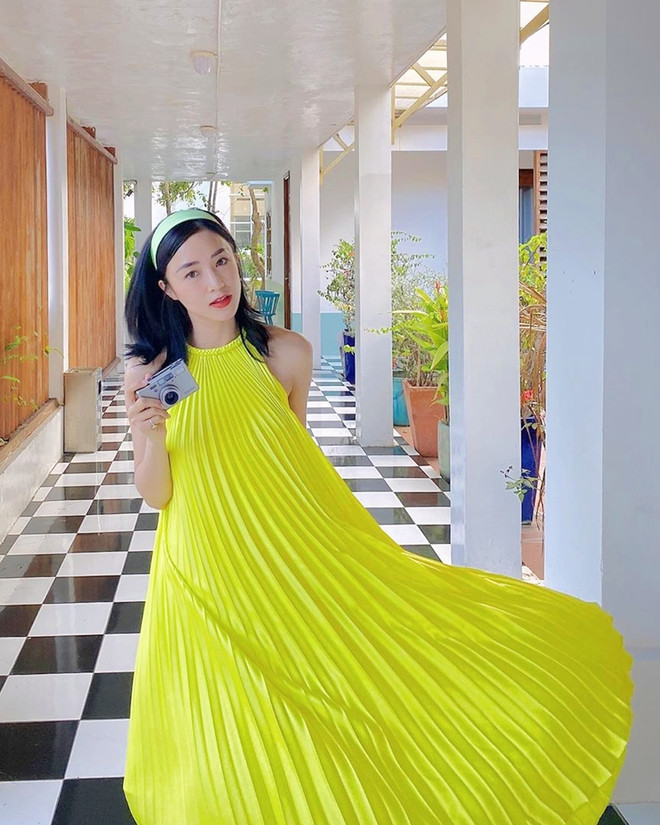 Dàn sao Việt đua nhau diện đầm yếm xếp ly “made in Vietnam" ảnh 4