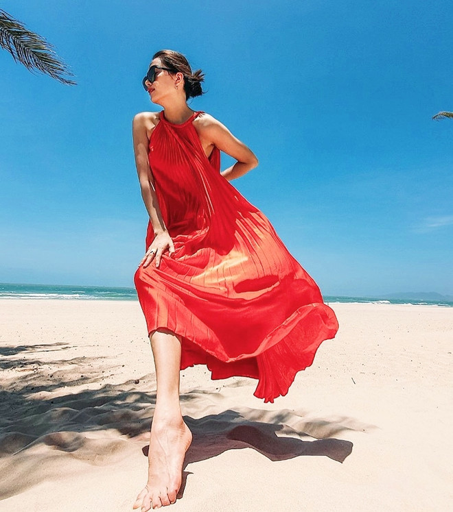 Dàn sao Việt đua nhau diện đầm yếm xếp ly “made in Vietnam" ảnh 6