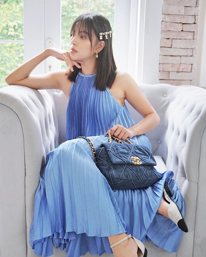 Dàn sao Việt đua nhau diện đầm yếm xếp ly “made in Vietnam" ảnh 13